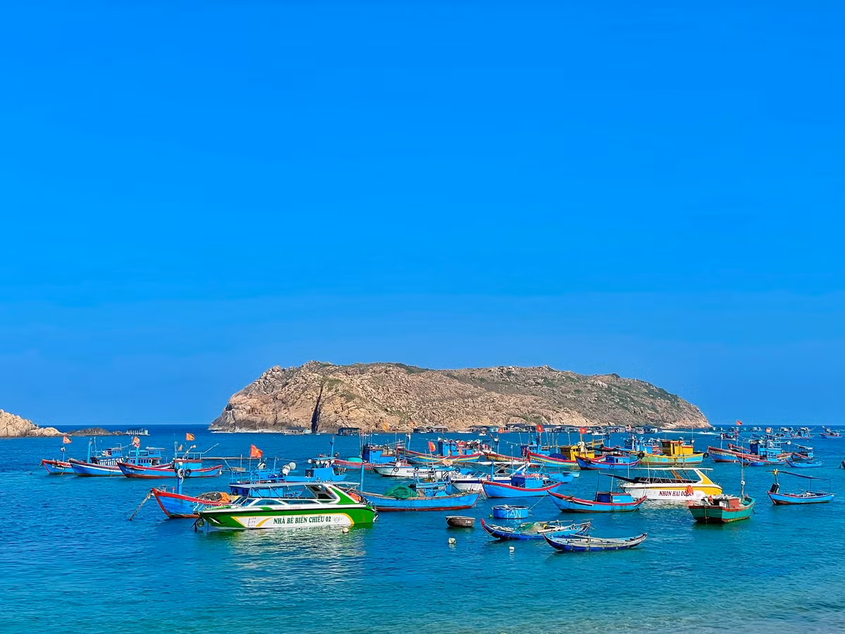 Khí hậu Quy Nhơn chia làm hai mùa rõ rệt, song nhìn chung khá ôn hòa, thuận lợi cho du lịch quanh năm. Mỗi thời điểm lại mang đến những trải nghiệm khác nhau, từ tắm biển, khám phá đảo đến thưởng thức ẩm thực địa phương theo mùa. Ảnh Vietravel