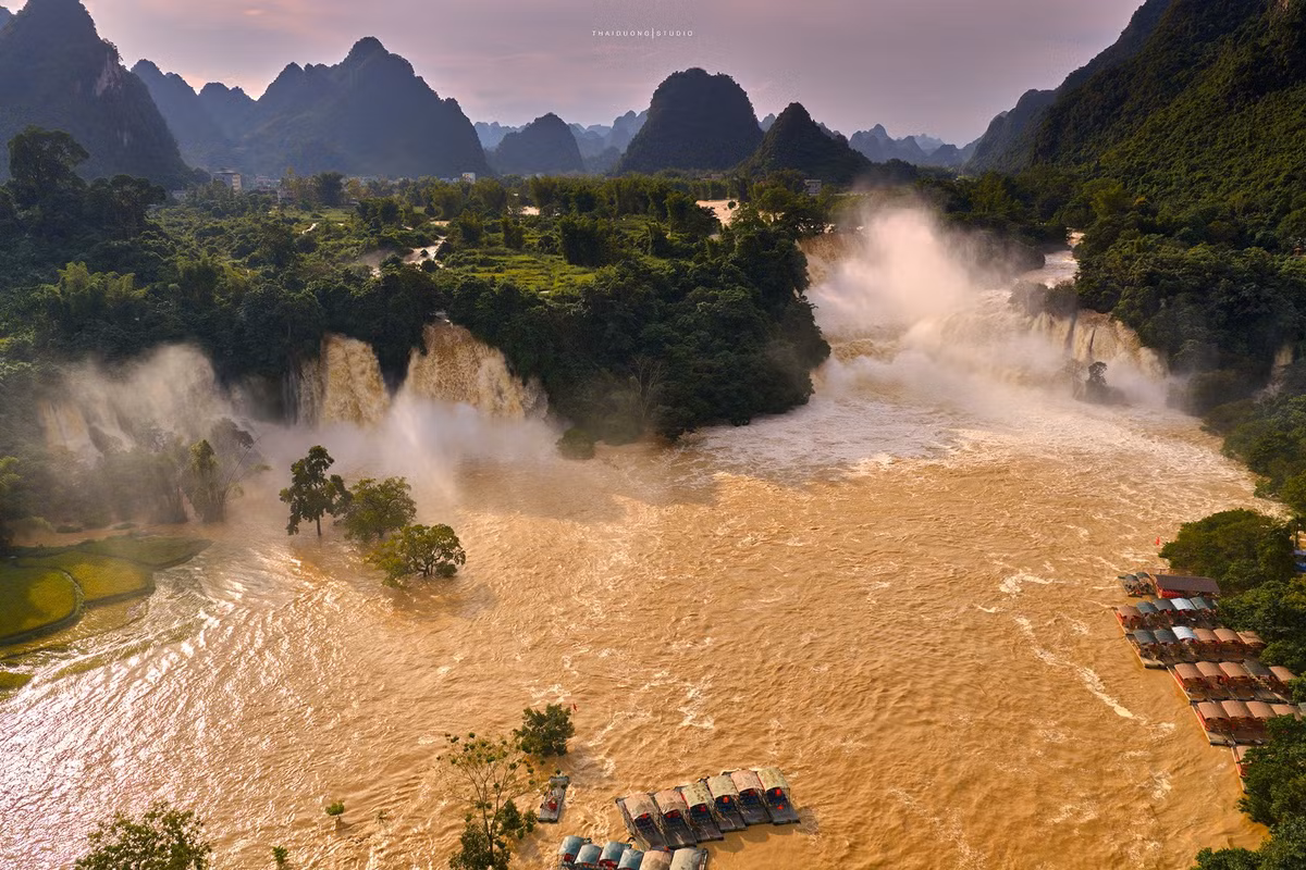 Ban Quản lý Khu du lịch thác Bản Giốc cho biết khu vực này đã phải tạm dừng đón khách từ ngày 30/9 đến 3/10 và tiếp tục đóng cửa từ sáng 7/10 để đảm bảo an toàn. Ảnh Thái Dương AC