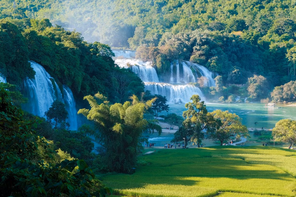 Giữa đại ngàn hùng vĩ, thác nước ba tầng đổ xuống từ độ cao hơn 30 m tạo nên khung cảnh kỳ vĩ, được bao bọc bởi rừng xanh và núi đá vôi trùng điệp. Ảnh Phạm Văng Phong