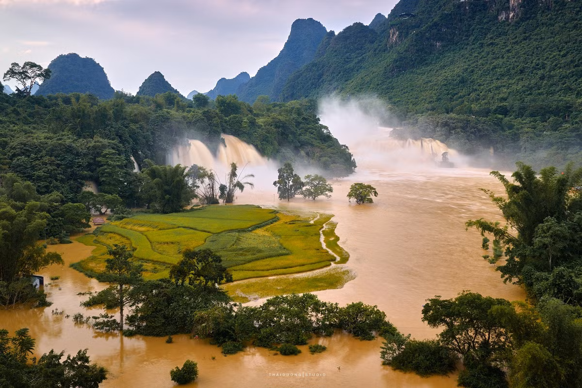 Hình ảnh ấy khiến nhiều người vừa ngỡ ngàng vừa tiếc nuối, bởi những ai dự định đến Cao Bằng dịp này đều phải hoãn hoặc hủy chuyến. Ảnh Thái Dương AC