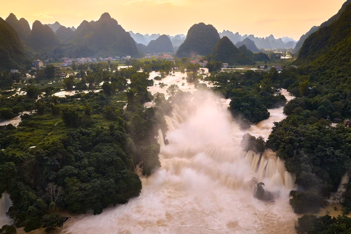 Thế nhưng năm nay, do ảnh hưởng của bão Bualoi và Matmo, mực nước tại khu vực thác dâng cao, dòng chảy mạnh suốt ngày đêm. Ảnh Thái Dương AC
