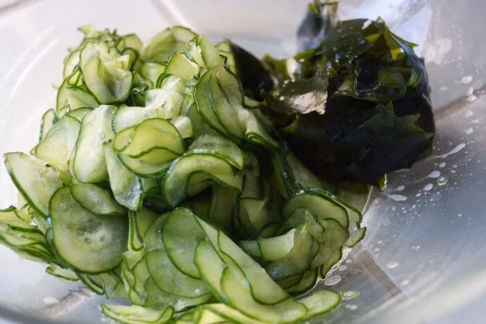 Một món khác được đánh giá cao là salad rong biển và dưa chuột. Rong biển chứa alginate – hợp chất có khả năng liên kết và loại bỏ kim loại nặng khỏi cơ thể. Ảnh minh họa