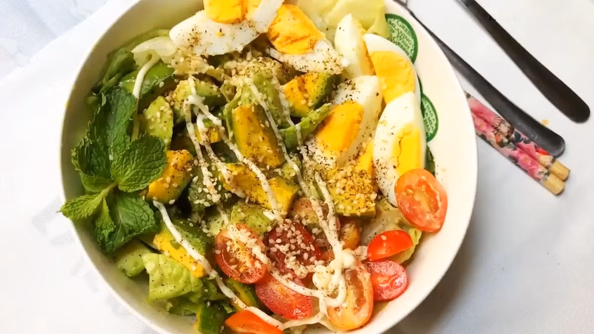 Khi kết hợp với bơ, món salad trở thành nguồn chất béo tốt giúp ổn định chuyển hóa. Duy trì thói quen ăn món salad này thường xuyên giúp cơ thể chống lại tác động từ kim loại nặng và hóa chất trong thực phẩm. Ảnh minh họa