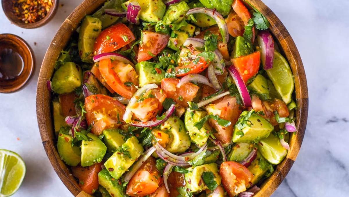 Trong số các lựa chọn lành mạnh, salad rau xanh kết hợp với bơ được xem là món ăn giàu lợi ích. Các loại rau như cải bó xôi, cải xoăn hay rau diếp cung cấp lượng lớn glutathione – hoạt chất có vai trò quan trọng trong việc loại bỏ độc tố. Ảnh minh họa