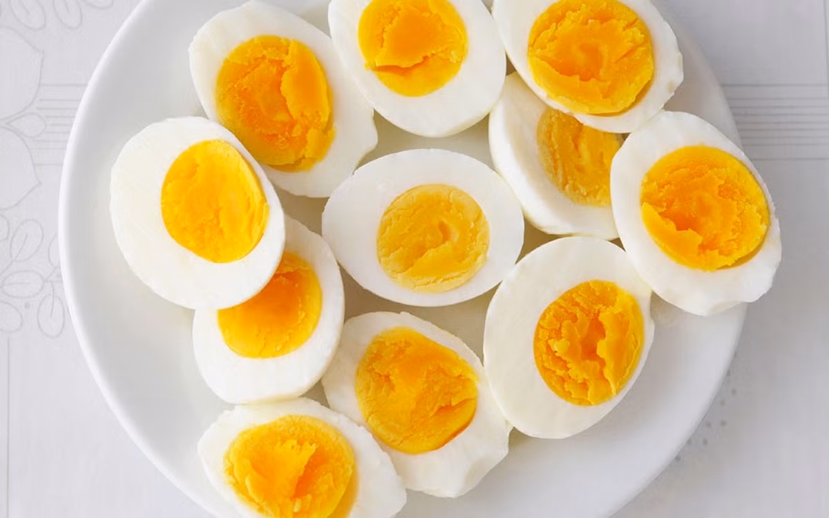 Trong số những thực phẩm nên dùng trước bữa tiệc, trứng là lựa chọn đơn giản và hiệu quả. Hàm lượng protein cao trong trứng cần nhiều thời gian tiêu hóa, giúp kéo dài thời gian lưu thức ăn trong dạ dày và làm chậm quá trình hấp thu cồn. Bên cạnh đó, trứng còn cung cấp vitamin nhóm B – nhóm vi chất dễ bị hao hụt khi cơ thể xử lý rượu bia. Chỉ cần 1–2 quả trứng luộc hoặc ốp la trước khi nhập tiệc khoảng 30 phút là đủ tạo lớp “đệm” cho dạ dày. Ảnh minh họa/Nguồn internet