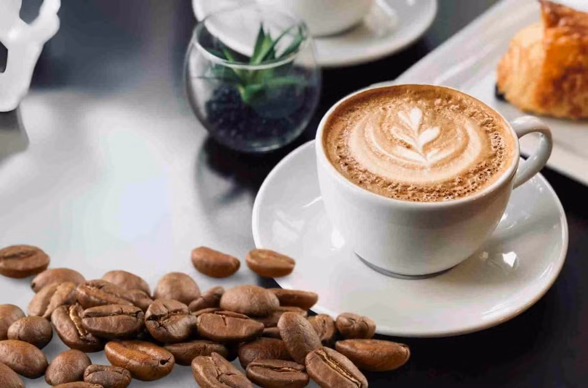 Thói quen uống cà phê ngay khi ngủ dậy có thể gây “đòn giáng” lên dạ dày. Caffeine kích thích tiết axit, làm niêm mạc dạ dày tổn thương, gây cảm giác chua rát, thậm chí đau đầu và bồn chồn. Các chuyên gia khuyên nên uống cà phê sau ăn ít nhất 30 phút. Ảnh minh họa