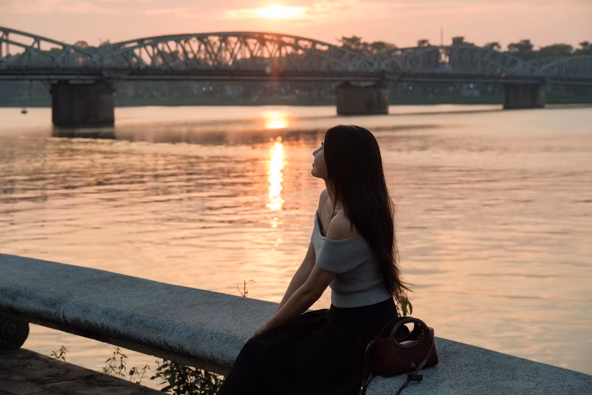 Không cần phải “gây bão” bằng ảnh check-in, chuyến đi Huế của nhóm bạn trẻ vẫn khiến cộng đồng mạng thích thú bởi thông điệp giản dị nhưng đầy sức gợi: đôi khi, đi ít lại cảm được nhiều hơn. Và có lẽ, đó mới là ý nghĩa sâu xa nhất của một hành trình. Ảnh Trương Đình Minh