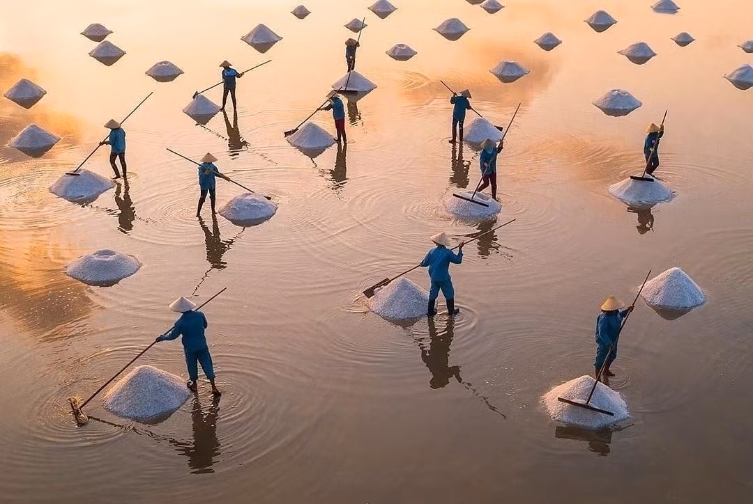 Đây là một nghề thủ công truyền thống lâu đời của người dân địa phương, được lưu truyền qua nhiều thế hệ. Muối Sa Huỳnh không chỉ là nguồn thu nhập chính mà còn là nét văn hóa đặc trưng, thể hiện sự bền bỉ, cần cù của con người nơi đây. Ảnh luahnhvietnam