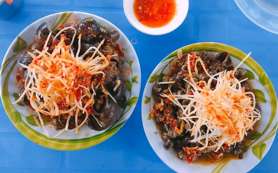 Ẩm thực Đà Nẵng không cầu kỳ nhưng đủ sức chinh phục thực khách bằng sự mộc mạc và chân thành. Mỗi món ăn đều mang theo hơi thở miền Trung đậm đà, giản dị nhưng đầy sức sống. Và đôi khi, chính những quán nhỏ ven đường lại mang đến trải nghiệm đáng nhớ nhất trong hành trình khám phá nơi này. Ảnh Internet