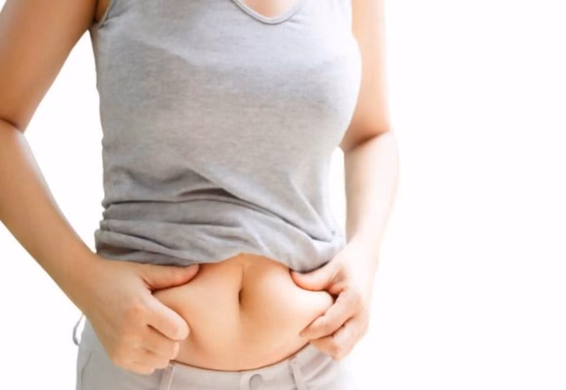 Giảm mỡ vùng bụng luôn là nỗi trăn trở của nhiều người, đặc biệt với những ai bận rộn, ít thời gian chăm sóc bản thân. Thực tế, ban đêm là giai đoạn cơ thể bước vào quá trình phục hồi và tái tạo. Khi hệ tiêu hóa hoạt động ổn định, đường huyết được kiểm soát và giấc ngủ đủ sâu, quá trình trao đổi chất diễn ra hiệu quả hơn, từ đó hạn chế tích mỡ và giảm cảm giác thèm ăn về đêm. Ngược lại, ăn tối quá no hoặc uống những loại đồ uống không phù hợp dễ khiến bụng đầy, khó ngủ và làm vòng eo “phình” ra vào sáng hôm sau. Ảnh minh họa