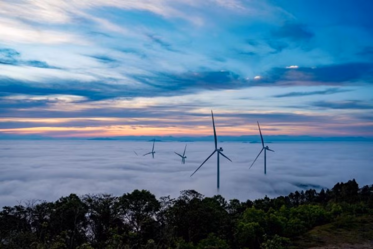 Khi mặt trời vừa lên, ánh nắng chiếu xuyên qua làn mây, những trụ turbine gió cao vút lấp ló giữa biển trắng, tạo nên khung cảnh khác biệt so với nhiều điểm săn mây khác ở miền Trung. Không gian rộng, dễ tiếp cận khiến Hướng Tân trở thành điểm dừng chân quen thuộc của du khách yêu nhiếp ảnh. Ảnh sovabatravel