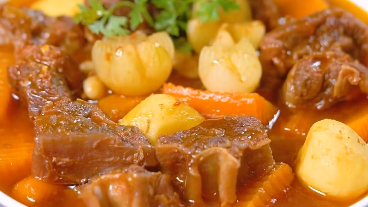 Tương tự, lagu bò – món hầm kiểu Âu, được nấu mềm, thấm vị cà chua đậm đà, ăn cùng bánh mì – là điểm nhấn lạ miệng trong bữa giỗ truyền thống. Ảnh DMX