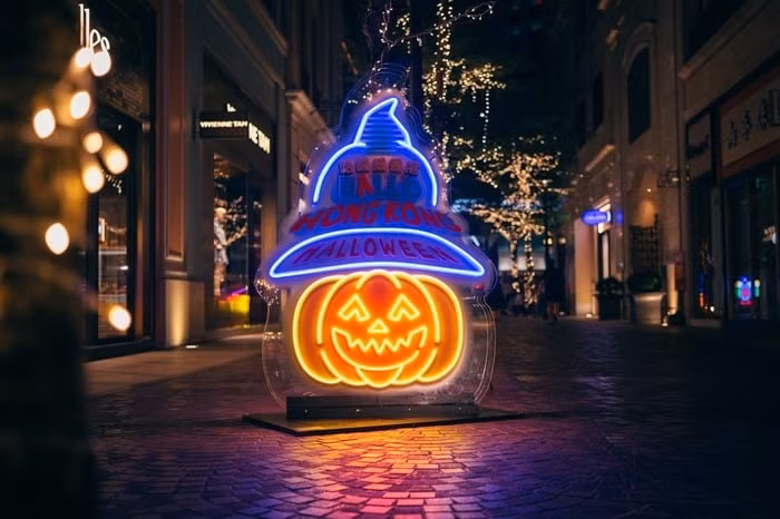 Halloween tại Hồng Kông biến đường phố thành lễ hội sôi động với ánh đèn neon và trang phục sáng tạo. Disneyland Hồng Kông tổ chức Disney Halloween Time với diễu hành và gặp gỡ các nhân vật Disney, trong khi Lan Kwai Fong trở thành đại tiệc hóa trang. Các khu mua sắm như Mong Kok, Tsim Sha Tsui nhộn nhịp với nhà ma, biểu diễn nghệ thuật và sự kiện theo chủ đề. Du khách muốn trải nghiệm nhẹ nhàng có thể đi Big Bus Tour để tận hưởng không khí Halloween về đêm. Ảnh luhanhvietnam