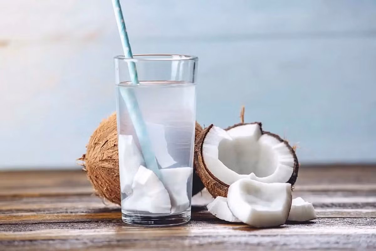 Đây là thức uống phù hợp sau khi vận động hoặc trong thời tiết nắng nóng. Tuy nhiên, để đảm bảo lợi ích sức khỏe, người dùng nên ưu tiên nước dừa nguyên chất, không pha thêm đường. Ảnh minh họa