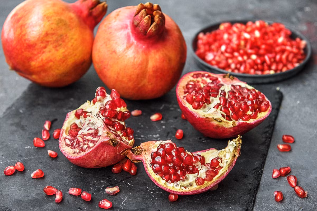 Trái cây màu đỏ chứa dồi dào vitamin C, anthocyanin và polyphenol – những hợp chất có khả năng chống oxy hóa mạnh, giúp trung hòa gốc tự do và bảo vệ sợi collagen khỏi bị phân hủy. Vitamin C đóng vai trò quan trọng trong quá trình tổng hợp collagen, trong khi anthocyanin giúp củng cố liên kết dưới da, giảm sạm nám và tăng độ đàn hồi. Ảnh minh họa