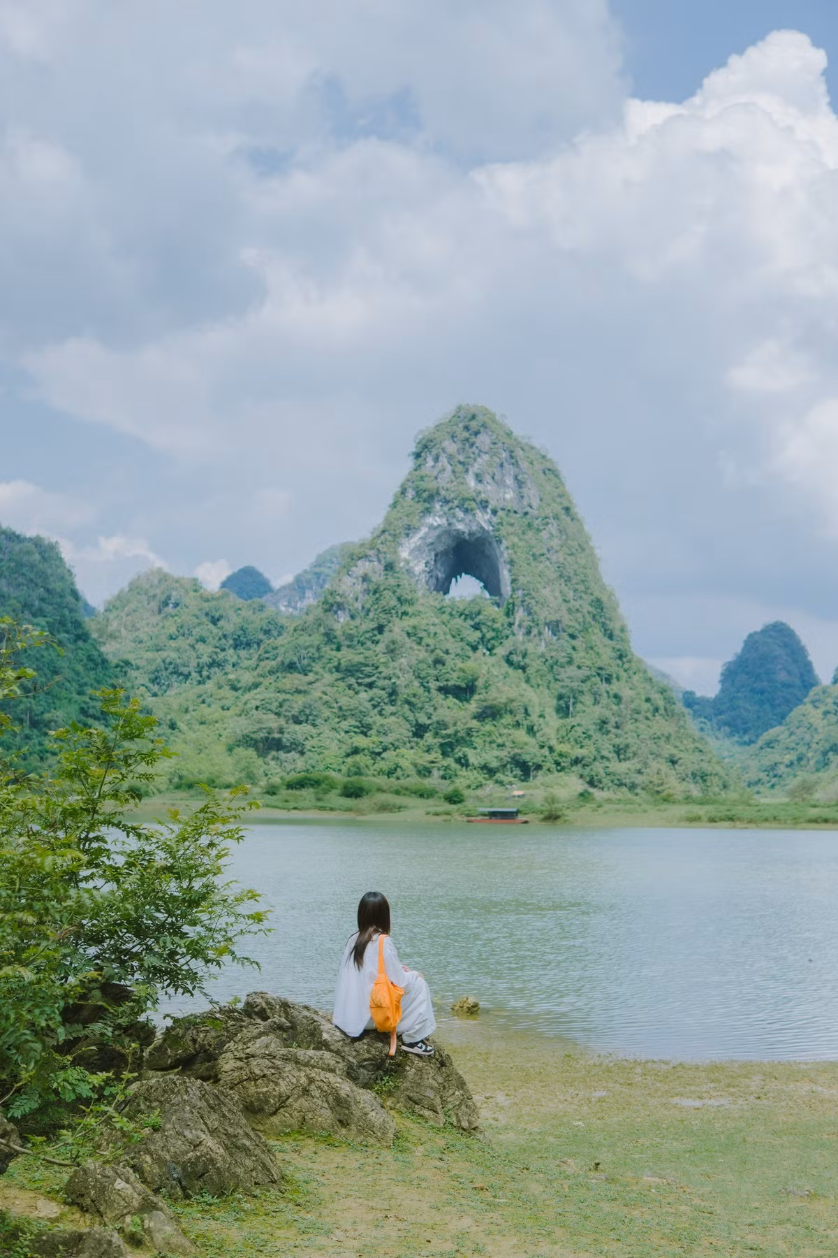 Mặt hồ phẳng lặng như gương, phản chiếu mây trời, thỉnh thoảng điểm xuyết những bông hoa súng tím biếc nở rộ. Điều đặc biệt là nước hồ thay đổi màu sắc trong ngày, lúc xanh biếc, khi lại ngọc bích, khiến du khách mỗi lần ghé thăm đều thấy mới mẻ và kỳ ảo. Ảnh Thu Quỳnh