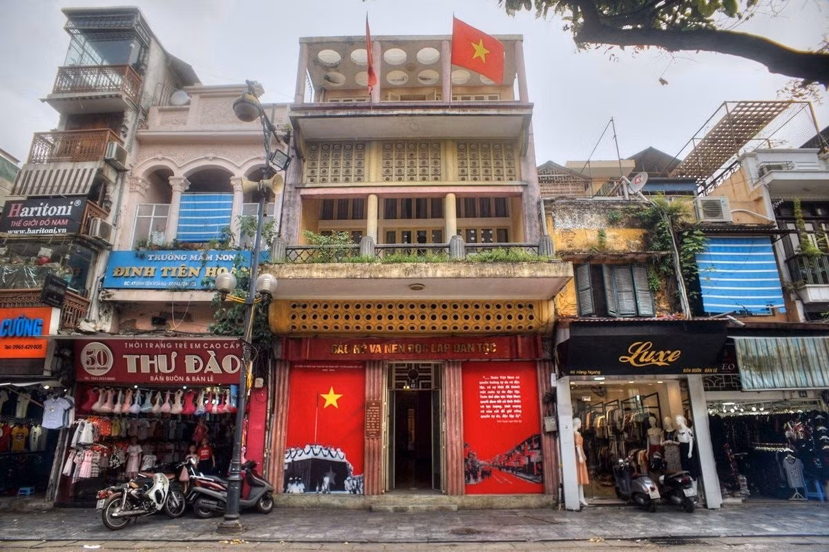 Tiếp theo là nhà số 48 Hàng Ngang – cơ sở cách mạng từ thời tiền khởi nghĩa, nơi Bác Hồ và các đồng chí Trung ương làm việc trong những ngày tháng quyết định vận mệnh dân tộc. Ảnh Hà Nội Danh thắng và Di tích