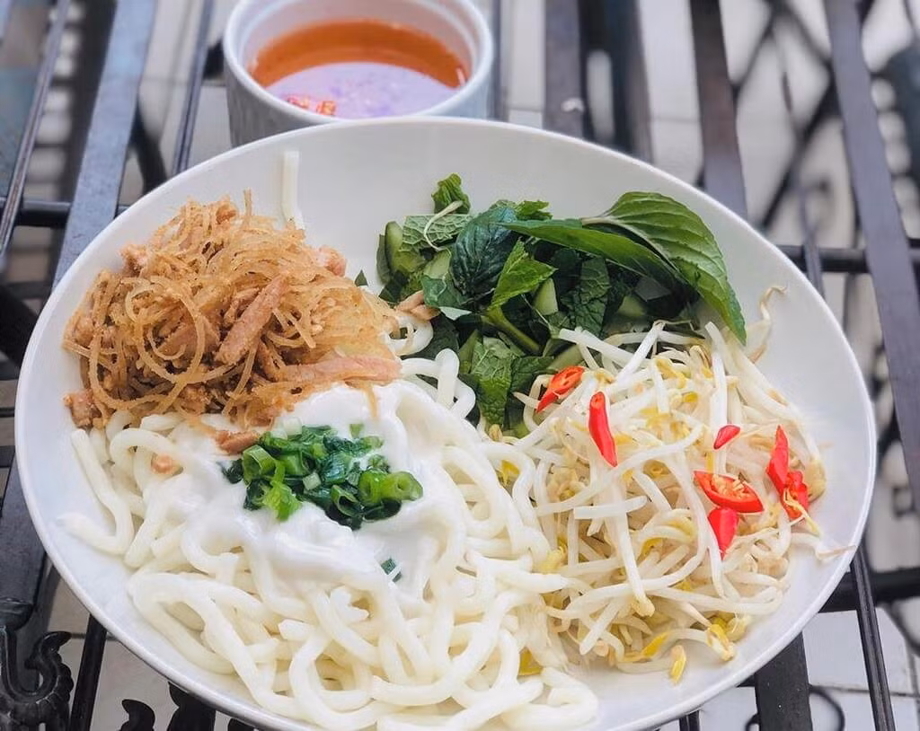 Điểm nhấn làm nên bản sắc riêng của bánh tằm bì nằm ở phần “bì”. Đây là hỗn hợp thịt heo luộc và da heo thái sợi, trộn cùng thính gạo rang vàng xay mịn. Nhờ lớp thính bám đều, bì vừa thơm vừa tạo cảm giác bùi và nhẹ nhàng. Ảnh dacsanmientay