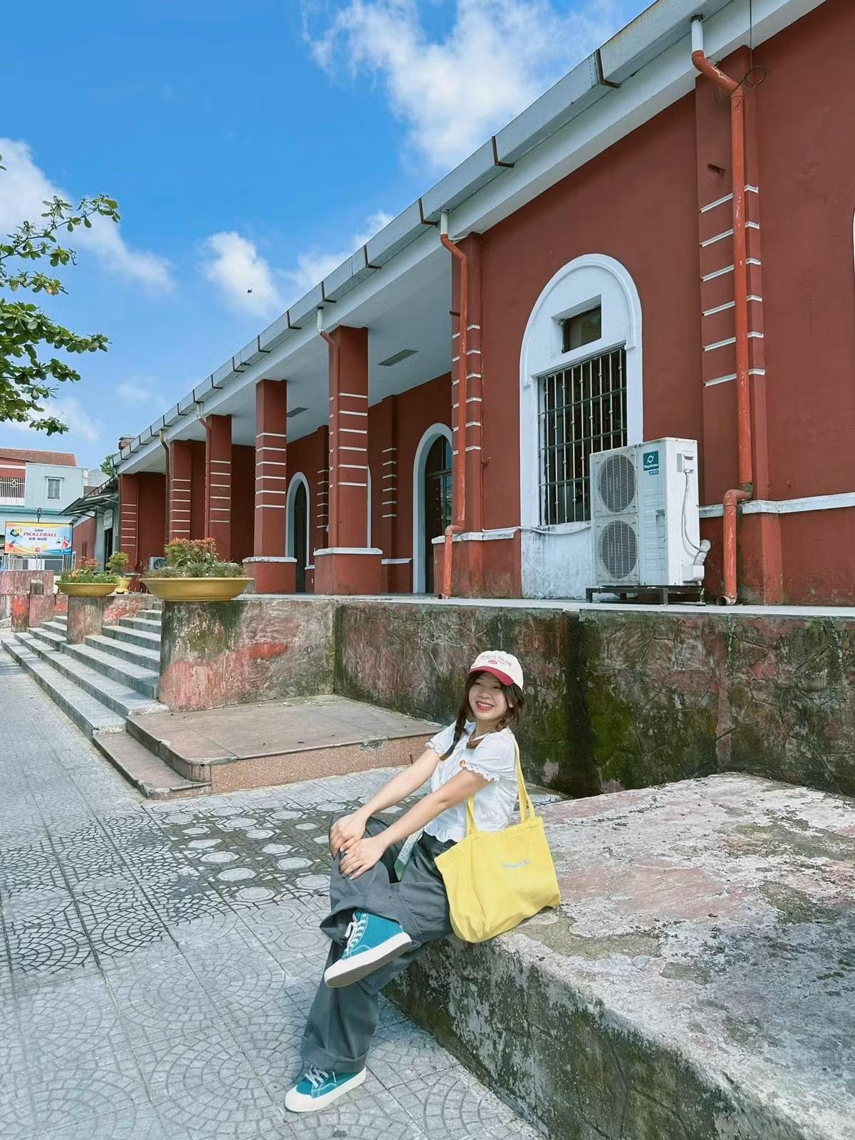 Buổi sáng, ánh nắng chiếu xiên qua mái ngói rêu phong; buổi chiều, tiếng còi tàu vang vọng giữa lòng thành phố — tất cả tạo nên khung cảnh bình yên, rất “Huế”. Ảnh Bích Ngọc