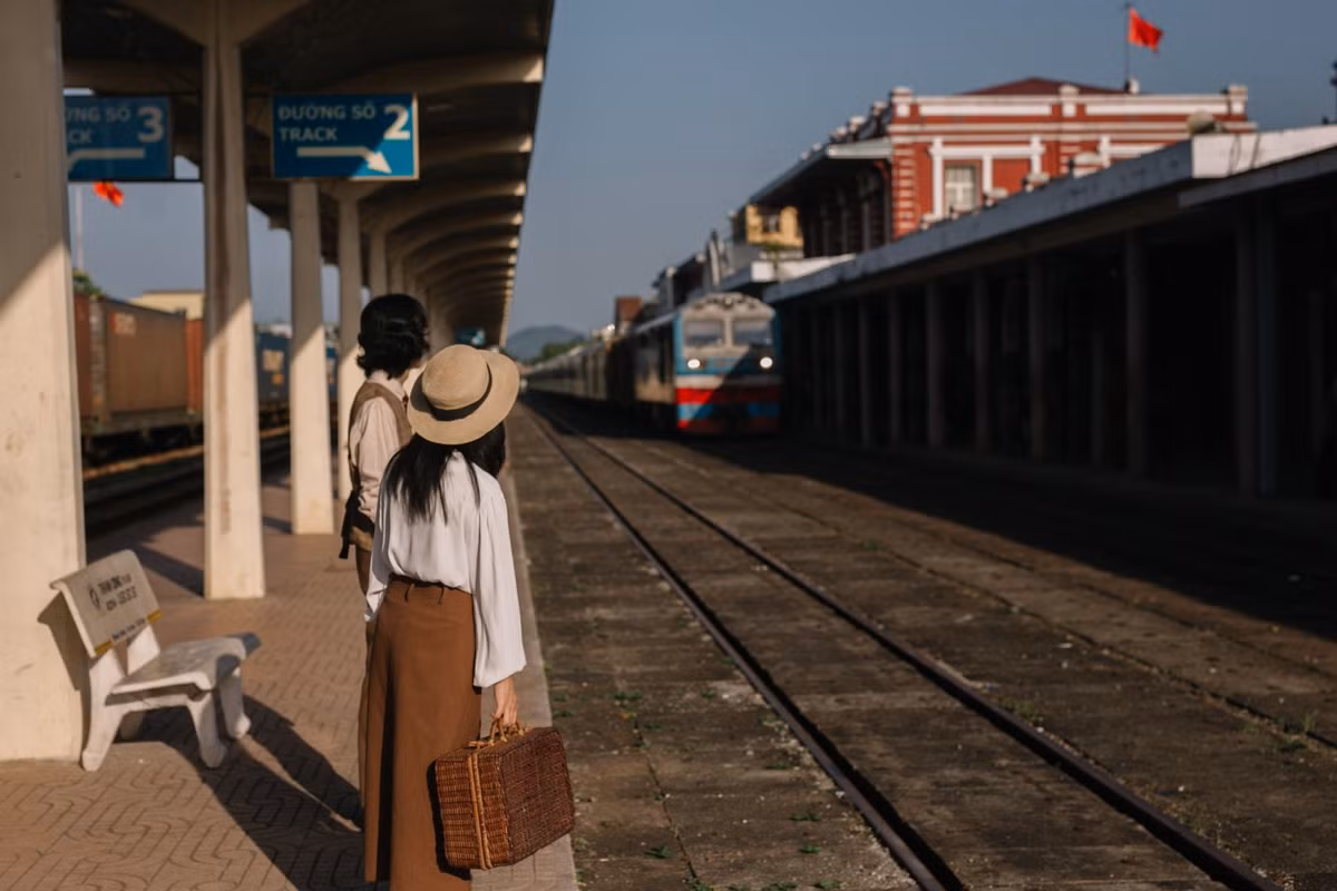 Nhiều bạn trẻ đến Huế đều dành thời gian ghé ga để check-in, ghi lại những khung hình cổ điển pha chút lãng mạn, gợi nhớ một thời vang bóng.Ảnh Tai NA