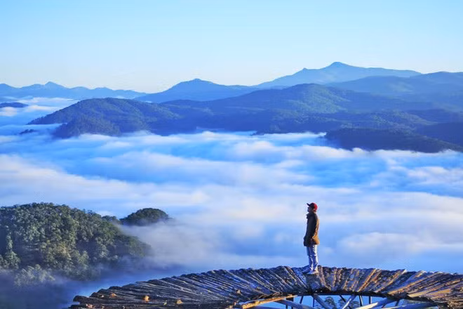 Theo National Geographic, săn mây ở Đà Lạt giống như một “nghi thức” dành cho những người yêu thiên nhiên. Trước khi mặt trời ló dạng, du khách sẽ phải leo lên các ngọn đồi cao khoảng 1.400 m để tận mắt chứng kiến những dải sương mù cuộn qua rừng thông và đồi chè. Ảnh MIA