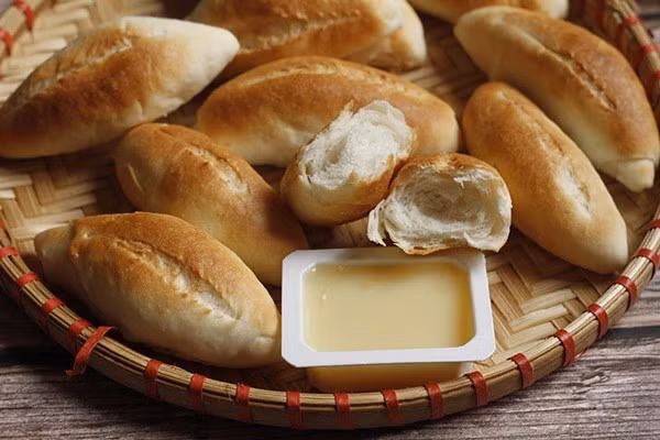Ngoài ra, nhiều người có thói quen ăn bánh mì vào buổi tối muộn hoặc ngay trước khi đi ngủ. Do chứa nhiều tinh bột, bánh mì cần thời gian để tiêu hóa. Khi dạ dày phải hoạt động trong lúc cơ thể cần nghỉ ngơi, nguy cơ trào ngược dạ dày thực quản, đầy bụng và khó ngủ sẽ tăng cao. Phần năng lượng dư thừa không được chuyển hóa kịp thời cũng dễ tích tụ thành mỡ, đặc biệt ở vùng bụng. Ảnh minh họa