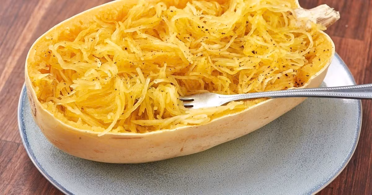 Vitamin C trong bí sợi mì đóng vai trò quan trọng trong việc củng cố hệ miễn dịch. Nó giúp cơ thể sản sinh bạch cầu và nâng cao khả năng chống lại vi khuẩn, virus gây bệnh. Đặc biệt vào mùa lạnh, một khẩu phần bí sợi mì trong bữa ăn sẽ góp phần giữ cơ thể khỏe mạnh, hạn chế cảm cúm và các bệnh nhiễm trùng. Ảnh minh hoạ