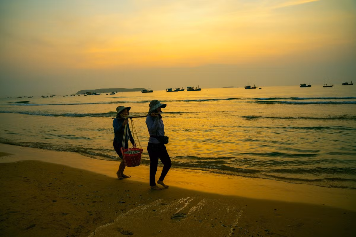 Chợ cá Long Thủy không chỉ là nơi buôn bán mà còn là nơi lưu giữ nhịp sống và văn hóa đặc trưng của người dân biển Phú Yên.