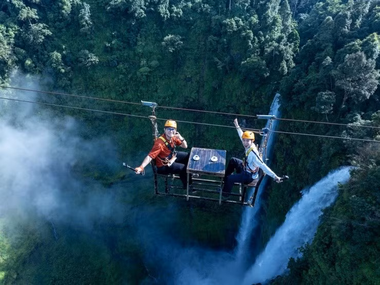 Trên cao nguyên Bolaven, thác Tad Fane cao hàng chục mét đổ xuống hẻm núi hiểm trở, nổi bật giữa rừng cây xanh ngút ngàn. Dòng thác trắng xóa tạo nên khung cảnh hùng vĩ và yên bình, là nơi lý tưởng để rời xa ồn ào thành thị. Du khách có thể ngắm thác từ các đài quan sát hoặc tận hưởng cảnh đẹp từ các resort, quán cà phê hòa mình giữa thiên nhiên. Ảnh Vũ Minh Quân