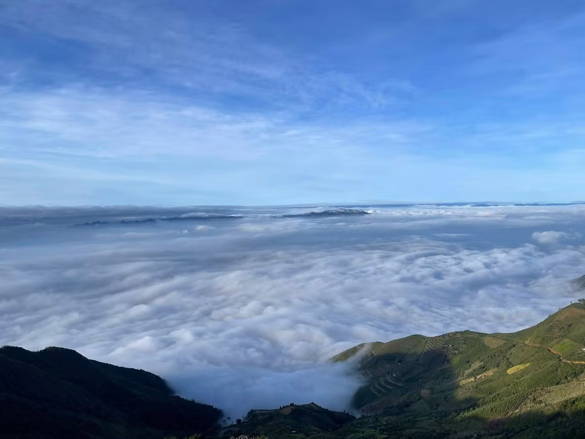 Đặc biệt, không nên di chuyển ban đêm vì sương mù dày và đường dốc quanh co. Với những nhóm đi phượt bằng xe máy, cần kiểm tra phanh và đèn xe kỹ lưỡng trước khi xuất phát. Ảnh A's Lầu's