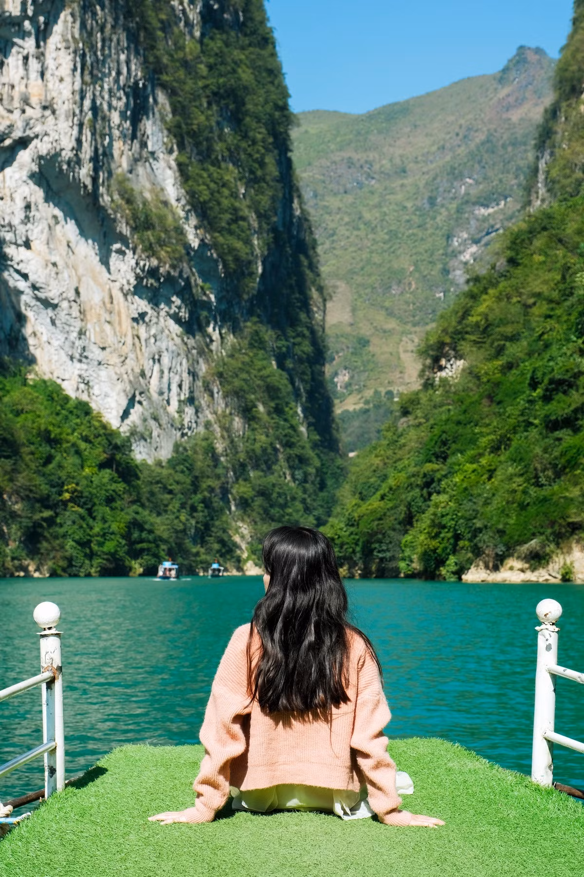 Hẻm vực Tu Sản được xem là một trong những hẻm vực sâu và hiểm trở hàng đầu Đông Nam Á, kéo dài khoảng 1,7 km, nơi địa chất đá vôi bị chia cắt mạnh mẽ qua hàng triệu năm kiến tạo. Chính sự tương phản giữa dòng nước xanh trong và những vách đá dựng đứng đã tạo nên vẻ đẹp độc bản, khiến Nho Quế không chỉ là một dòng sông, mà còn là biểu tượng cảnh quan của Hà Giang. Ảnh Ba đứa mình