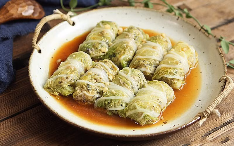 Chính vì vậy, những người thường xuyên bị nóng trong, nổi mụn, hay mệt mỏi do gan hoạt động kém có thể ăn thêm cải thảo để hỗ trợ thanh lọc cơ thể. Ảnh minh họa