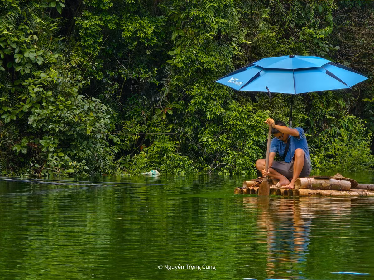 Là vùng du lịch sinh thái còn khá nguyên sơ, Đồng Lâm hiện chưa có nhiều dịch vụ lưu trú chuyên nghiệp. Du khách nên mang theo lều, đồ ăn nhẹ, trang phục phù hợp và tránh đi vào ngày mưa để đảm bảo an toàn. Ảnh Trọng Cung