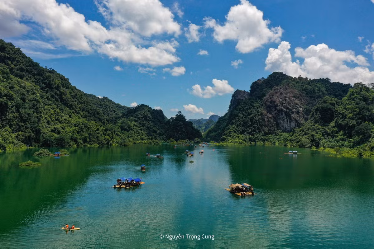 Chị Lê Ngọc Anh (Hoàng Mai, Hà Nội) chia sẻ sau chuyến đi: “Tôi từng đi nhiều nơi, nhưng Đồng Lâm mang lại cảm giác rất đặc biệt – hoang sơ mà dịu dàng. Gần Hà Nội mà vẫn giữ được vẻ yên bình, rất đáng cho một kỳ nghỉ cuối tuần.”