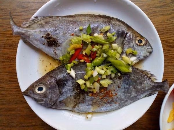 Với người miền Trung, cá dò không chỉ là thực phẩm mà còn là hương vị của tuổi thơ. Hình ảnh mẹ chiên cá bên bếp than, tiếng cha gỡ cá từ mẻ lưới sớm… đã trở thành ký ức thân thương của những người con xứ biển. Ảnh minh hoạ