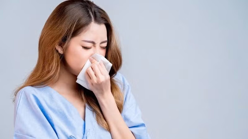 Các bệnh lý về mũi họng như cảm cúm, viêm mũi, viêm họng thường có liên quan mật thiết đến việc tiếp xúc với vi khuẩn và virus từ những vật dụng hàng ngày. Thậm chí, những vật tưởng chừng sạch sẽ lại là nơi lý tưởng để các tác nhân gây bệnh sinh sôi, phát triển. Ảnh minh họa