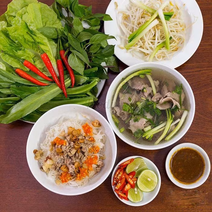 Người Gia Lai hiếm khi chan nước lèo vào phở, mà thưởng thức riêng từng tô: ăn một đũa phở khô đậm đà, rồi húp một muỗng nước lèo nóng để cân bằng vị giác. Ảnh nguồn Internet