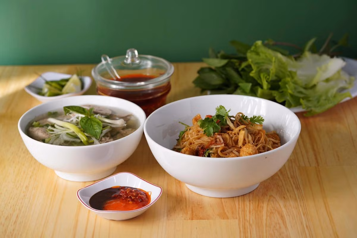 Giữa không gian trong lành, se lạnh của cao nguyên, ngồi bên tô phở khô nghi ngút khói, cảm nhận vị dai của sợi phở, vị đậm của tương đen và vị ngọt thanh của nước lèo, đó là trải nghiệm giản dị nhưng đủ để khiến nhiều người mang theo nỗi nhớ Gia Lai rất lâu sau chuyến đi. Ảnh nguồn Internet