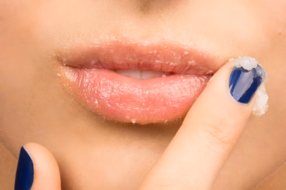 Những công thức đơn giản từ nguyên liệu sẵn có trong bếp không chỉ tiết kiệm mà còn mang lại hiệu quả rõ rệt, giúp đôi môi luôn mềm mịn, hồng hào suốt mùa đông, từ đó tăng thêm sự tự tin trong giao tiếp hàng ngày. Ảnh minh họa