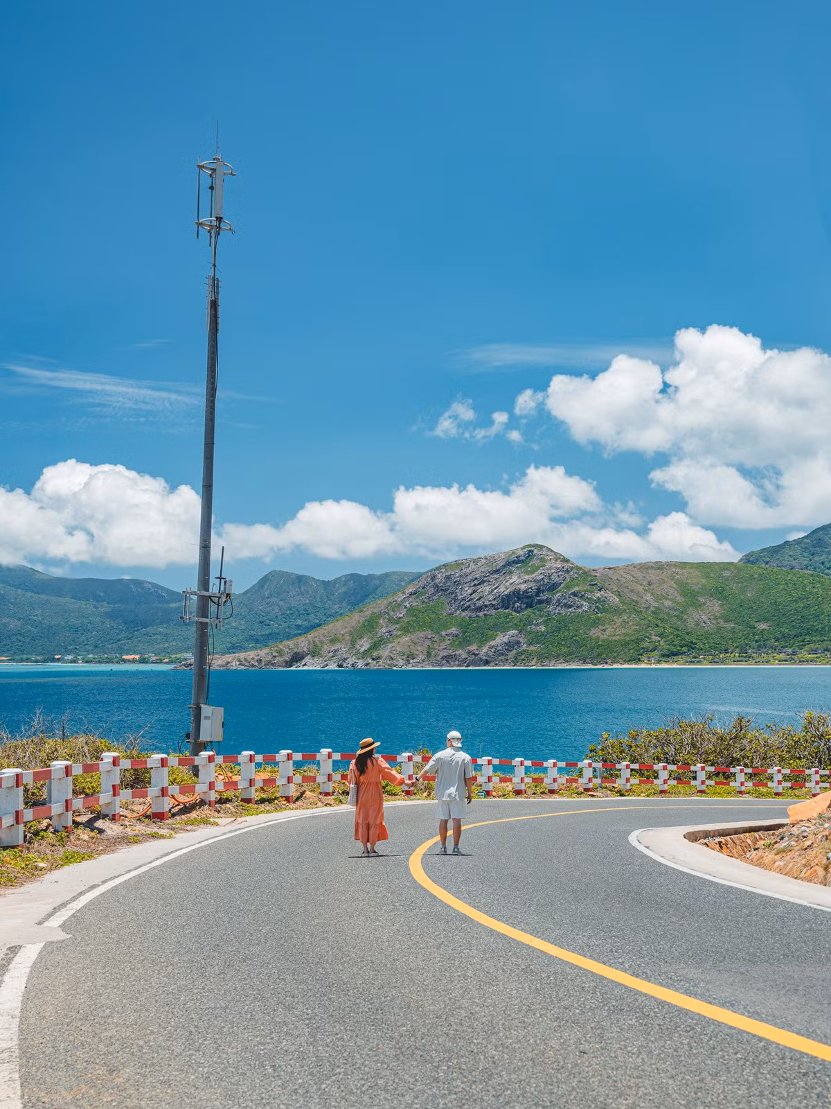 Côn Đảo không chỉ là vùng đất gắn với lịch sử bi tráng và những di tích thiêng liêng, mà còn là nơi cất giữ những cung đường đẹp tựa tranh vẽ, mang đến trải nghiệm sâu lắng cho những du khách tìm kiếm sự tĩnh lặng giữa thiên nhiên. Ảnh Hồng Nhật