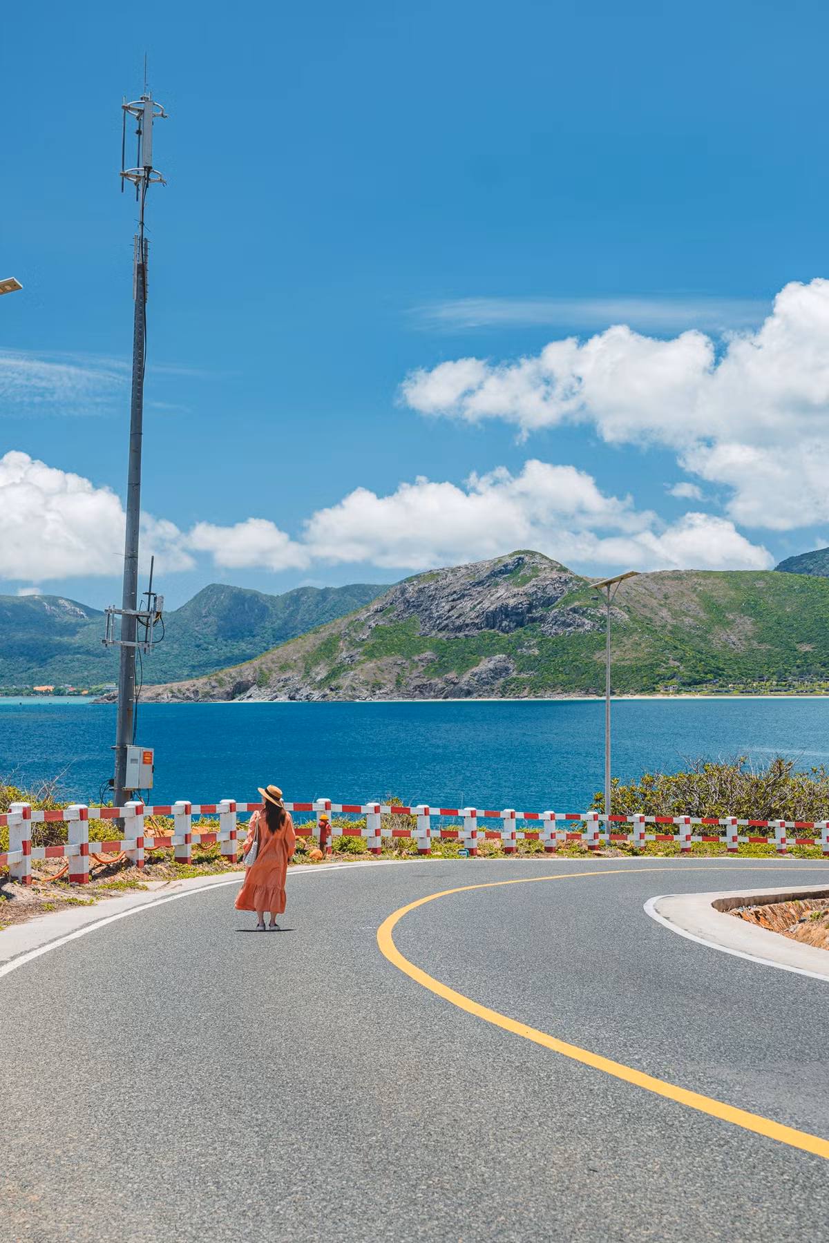 Một trong số đó là con đường Cỏ Ống – tuyến đường dài khoảng 7 km, nối từ sân bay Cỏ Ống đến trung tâm thị trấn Côn Đảo. Ảnh Hồng Nhật