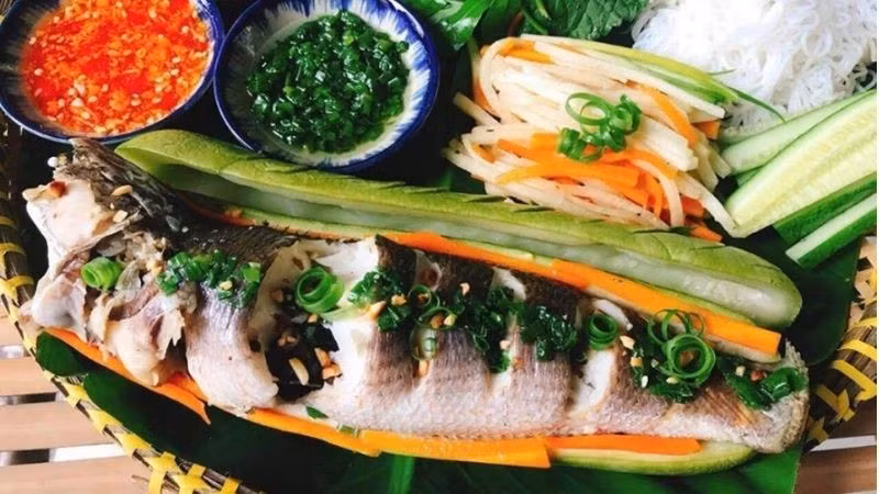Để tận dụng lợi ích dinh dưỡng mà vẫn đảm bảo an toàn, chuyên gia khuyến nghị không nên ăn quá khoảng 340g cá lóc đã nấu chín mỗi tuần, bởi cá có tính lạnh, dùng nhiều dễ gây đau bụng. Ảnh minh họa/ Nguồn internet