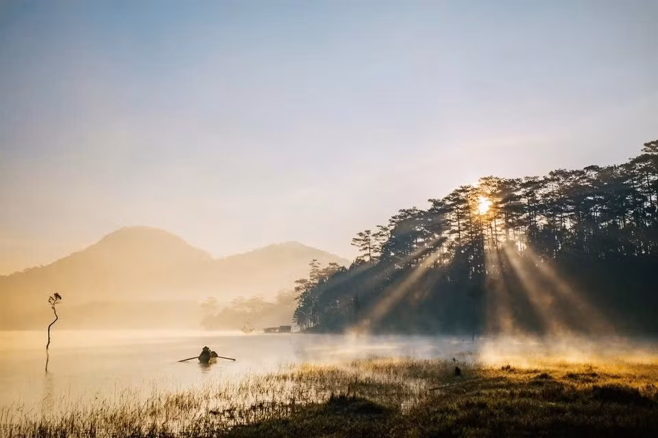 Làn sương mỏng lãng đãng như một lớp màn mờ, khiến khung cảnh trở nên huyền ảo, tựa như một bức tranh thủy mặc sống động. Du khách có thể thong thả đi bộ quanh hồ, ngồi trên bến thuyền hay đơn giản chỉ là tận hưởng khoảnh khắc bình yên nơi núi rừng cao nguyên. Ảnh Bùi Huy Tưởng