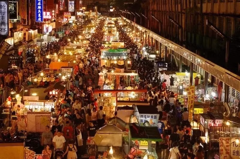 Những người yêu thích mua sắm có thể ghé thăm Chợ đêm Chiang Mai, nơi bày bán đủ loại hàng hóa thủ công mỹ nghệ, quà lưu niệm và các món ăn đặc sản của miền Bắc. Đừng quên tham gia các tour du lịch đến Làng dân tộc Thái, nơi du khách sẽ được tìm hiểu về đời sống và văn hóa của các dân tộc thiểu số, một trải nghiệm tuyệt vời để khám phá sự đa dạng văn hóa của Thái Lan. Ảnh dulich