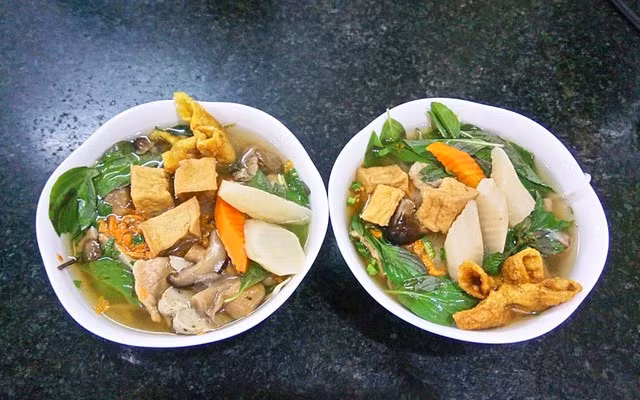 Nếu muốn tìm một hương vị nhẹ nhàng, thanh tịnh, hủ tiếu chay Cây Đề là lựa chọn hoàn hảo. Ảnh Foody