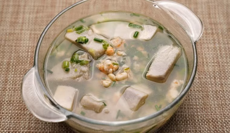Chất xơ hòa tan trong khoai mỡ góp phần cải thiện mức cholesterol bằng cách loại bỏ cholesterol dư thừa khỏi cơ thể. Một số nghiên cứu ghi nhận sự thay đổi tích cực ở nhóm phụ nữ sử dụng khoai mỡ thường xuyên.