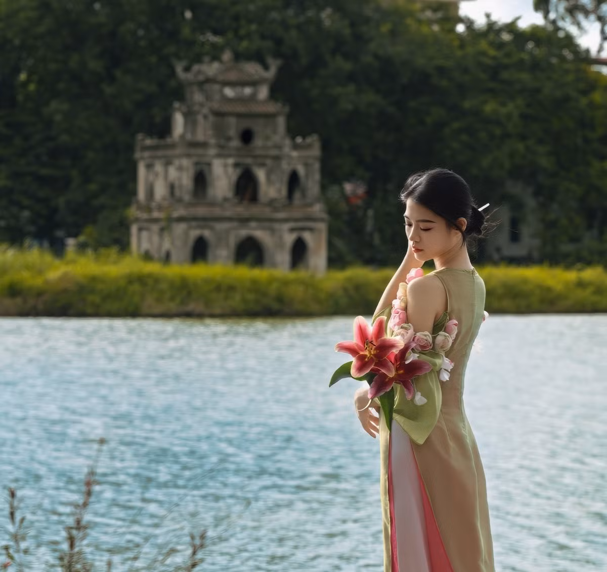 Mùa thu Hà Nội không chỉ là sắc vàng của lá hay hương hoa sữa, mà còn là nhịp sống chậm rãi, những khoảnh khắc lặng lẽ nhưng đậm chất Thủ đô. Một buổi tản bộ trên phố cổ, một vòng xe Hồ Tây, hay một chuyến khám phá di tích lịch sử, đều đủ để du khách cảm nhận trọn vẹn vẻ đẹp dịu dàng và lãng mạn chỉ có ở Hà Nội vào thu. Ảnh Trung Nguyen