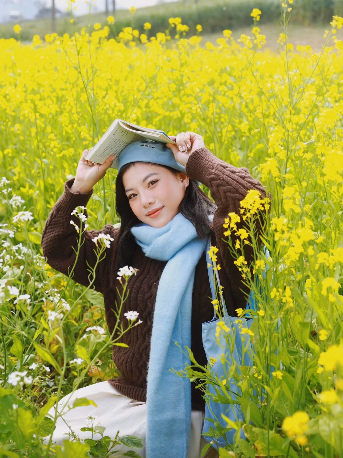 Thời điểm này, hoa cải vàng chưa phủ kín các sườn đồi, thung lũng nhưng đã nở rải rác thành từng khoảng lớn nhỏ xen kẽ màu xanh của cỏ, nương rẫy và đồi chè. Chính sự tương phản ấy tạo nên bức tranh thiên nhiên hài hòa, trầm lắng rất đặc trưng của Mộc Châu mùa đông. Ảnh Nguyen Hong Anh