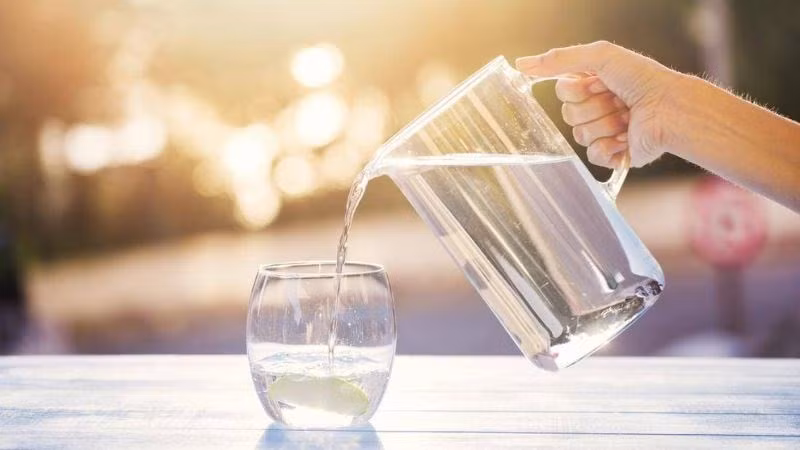 Sau một đêm dài, cơ thể rơi vào trạng thái thiếu nước nhẹ. Uống nước lọc ngay khi thức dậy giúp bù nước kịp thời, kích hoạt hoạt động của các cơ quan và hỗ trợ nhu động ruột. Ảnh minh họa