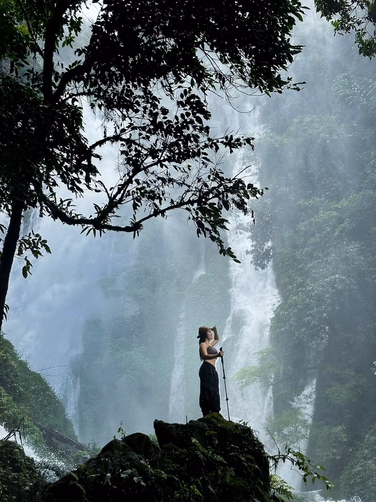 Chị Nguyễn Diệu Trang, một du khách từ Hà Nội chia sẻ: “Ở đây không có sóng điện thoại, không internet, không nhà hàng hay quán cà phê. Nhưng chính vì thế mà mình mới cảm thấy trọn vẹn – như được sống thật với thiên nhiên và chính mình”. Ảnh AChơ Vivu